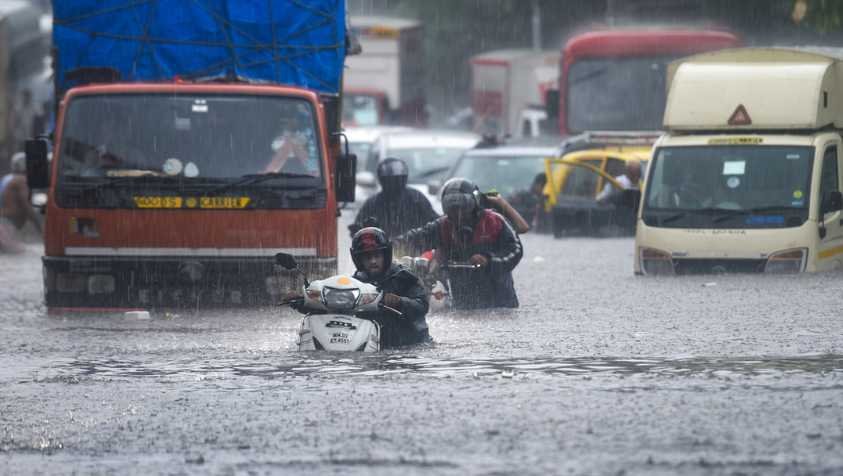 சூறாவளி காற்று வீசும்...6 மாவட்டங்களுக்கு கனமழை எச்சரிக்கை...யாரும் வீட்டை விட்டு வெளிய போகாதீங்க!