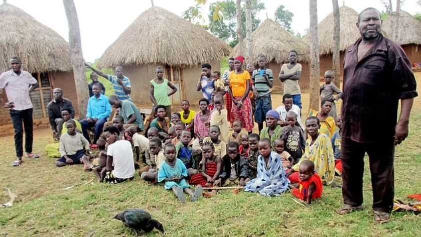 என்னது ஒரு கிராமமே இவர் ஒருவரின் குடும்பமா | Uganda Man with 12 Wives