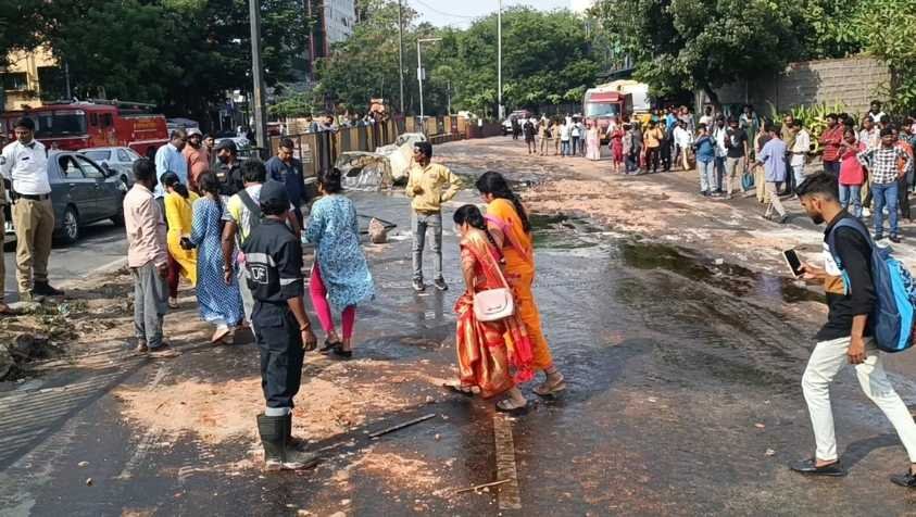 லாரியில் இருந்து 18 டன் என்ஜின் ஆயில் சாலையில் கொட்டியதால் பரபரப்பு  | Masab Tank Oil Spills Accident
