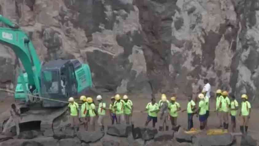 Thirunelveli Stone quarry accident : அரசியல் செய்யவா வந்தீங்க.. அமைச்சரை முற்றுகையிட்டு மக்கள் ஆவேசம்!!