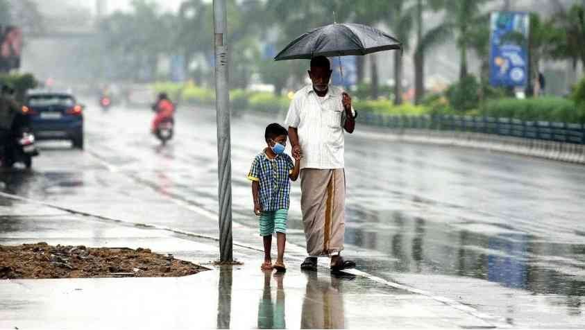 Rain Update : என்னடா நடக்குது இங்க..? கொளுத்தும் வெயிலில் கொட்டி தீர்த்த கனமழை..!