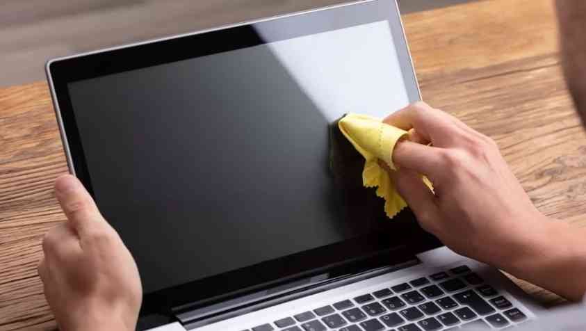 How to Clean Laptop Screen and Keyboard at Home: லேப்டாப், கீபோர்டை  பாதுகாப்பாக சுத்தம் செய்வது எப்படி?