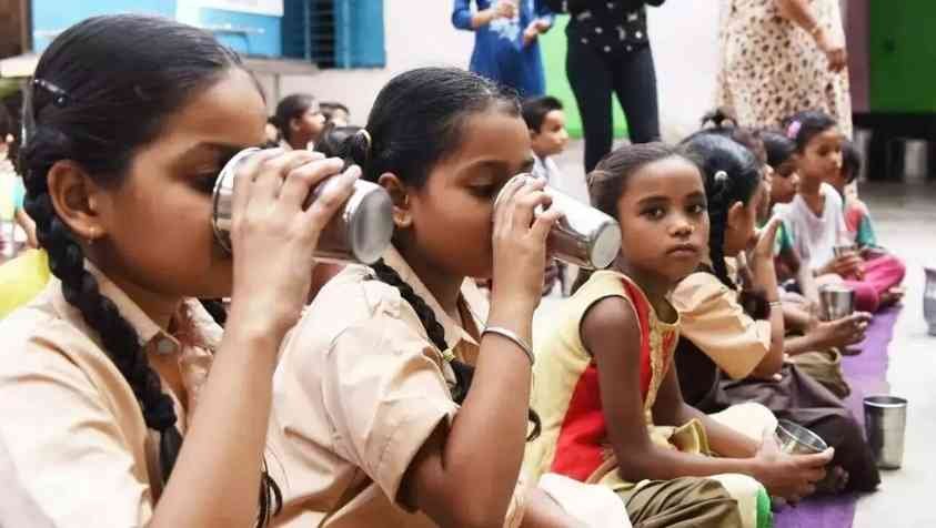 மாணவர்களுக்கு வாரம் இருமுறை பால்.. மாநில அரசு அதிரடி