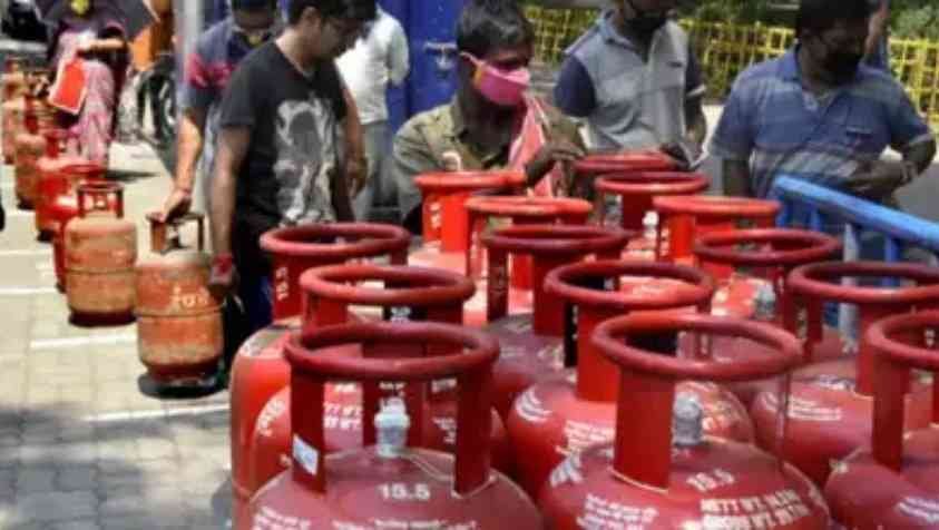 Cylinder Rate Increases: இன்று அதிரடியாக உயர்ந்த சிலிண்டரின் விலை…! அதிர்ச்சியில் இல்லத்தரசிகள்….!