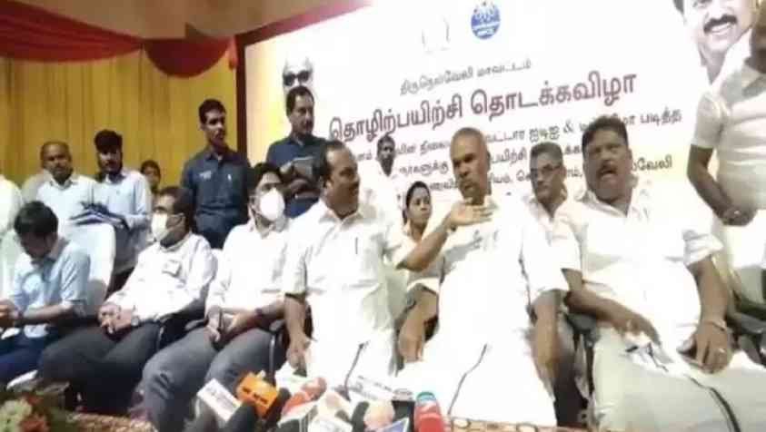 இதென்ன உங்க வீடா... மேடையில் வைத்து திமுக எம்பியை விளாசிய அமைச்சர்!!