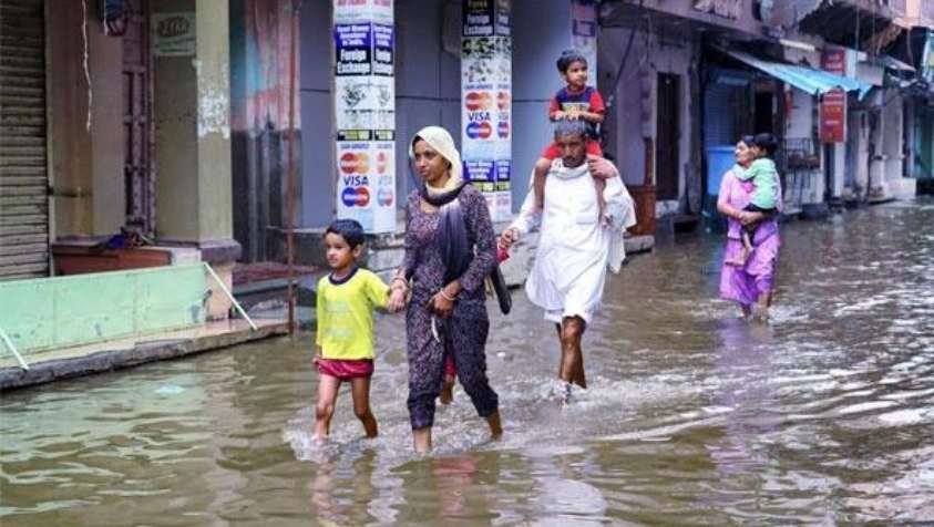 மழையால் திணறும் பாலைவன மாநிலம்:- 4 குழந்தைகள் பரிதாபமாக பலி..!