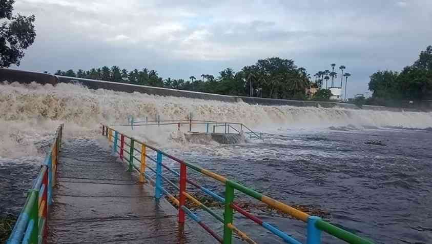 கொடிவேரி அணையில் வெள்ளபெருக்கு... சுற்றுலா பயணிகளுக்கு தடை...