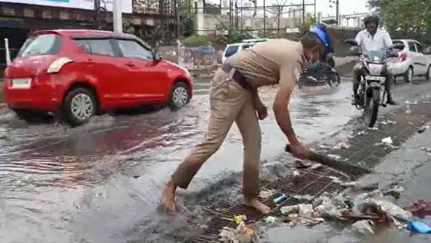 துப்புரவு பணியாளராக மாறிய காவலர்..! குவியும் பாராட்டு...!