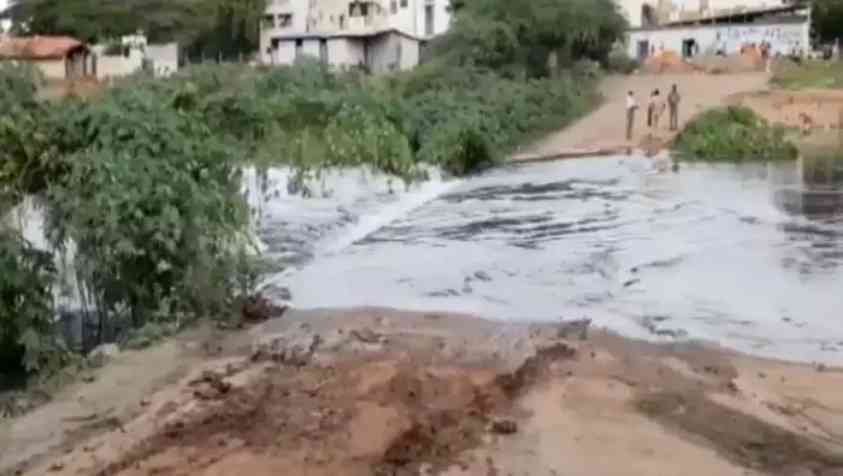 நொய்யலில் பெருக்கெடுக்கும் வெள்ளம்.. தரையோடு அடித்துச் செல்லப்படும் தரைப்பாலங்கள்!!