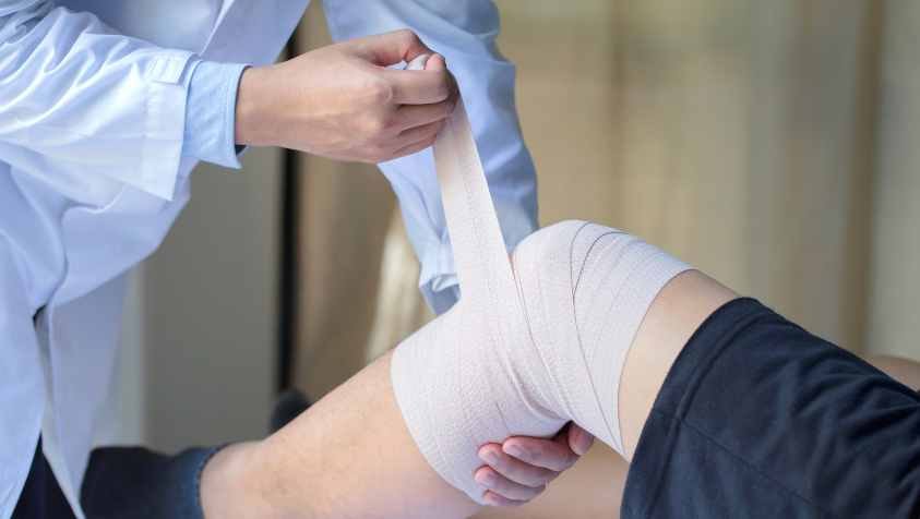 வீக்கத்திற்கு முதலுதவி எப்படிச் செய்வது | How to give first aid for swelling 